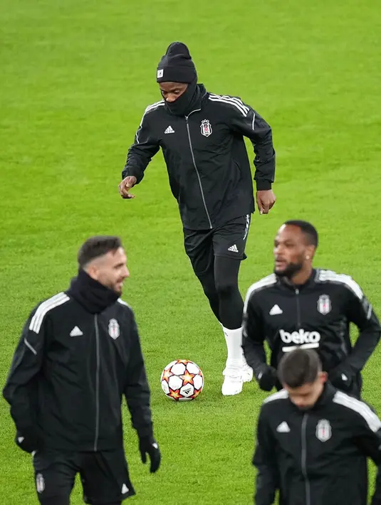 Pemain Besiktas Istanbul Michy Batshuayi berlatih saat sesi latihan terakhir jelang menghadapi Borussia Dortmund pada pertandingan Grup C Liga Champions di Dortmund, Jerman, 6 Desember 2021. (AP Photo/Martin Meissner)