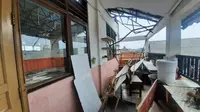 Bangunan SDN Pancoran Mas 3, Kecamatan Pancoran Mas, belum mendapatkan perbaikan jelas siswa sekolah kembali belajar. (Liputan6.com/Dicky Agung Prihanto)
