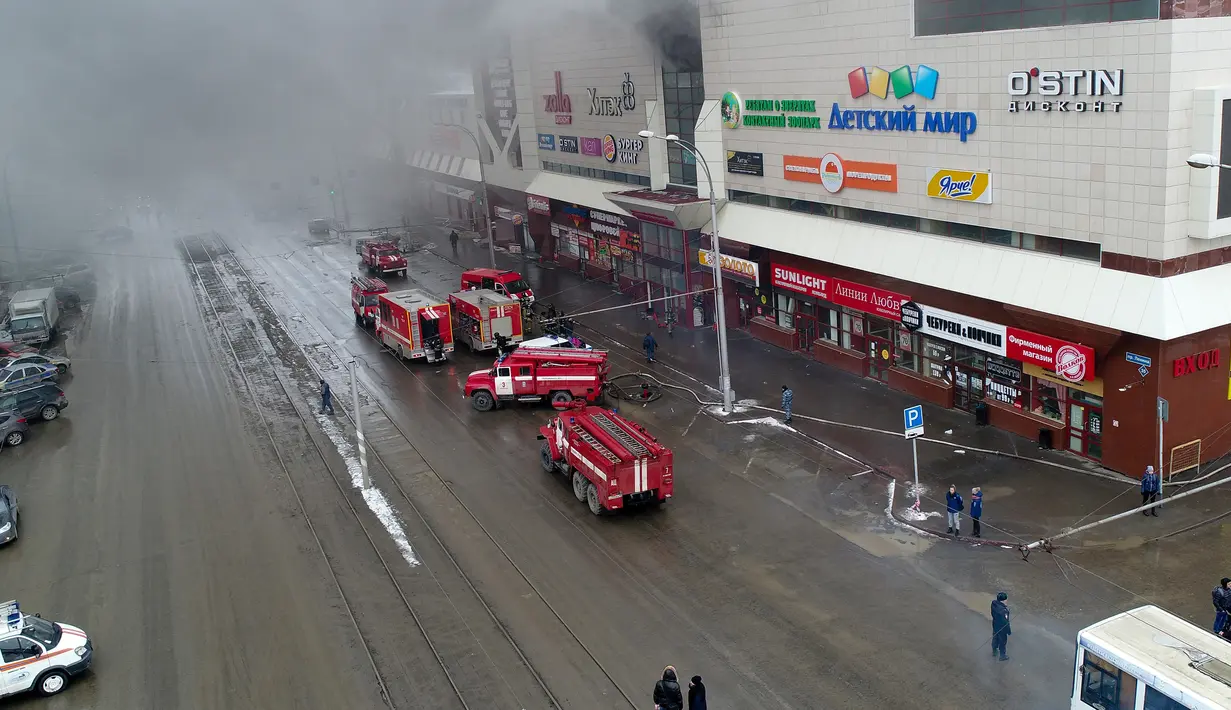 Asap hitam tebal mengepul dalam kebakaran yang melanda pusat perbelanjaan Winter Cherry di Kota Kemerovo, Siberia, Rusia, Minggu (25/3). Api diyakini muncul di arena bermain di lantai atas (Russian Ministry for Emergency Situations photo via AP)