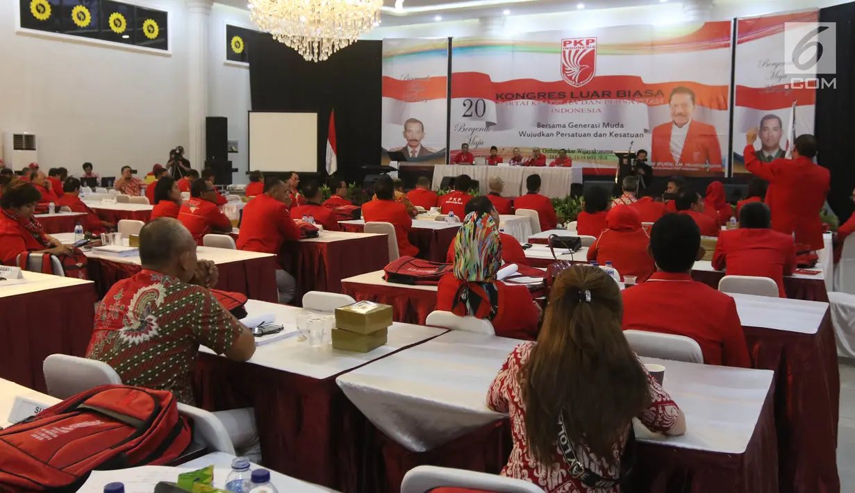 Suasana sidang paripurna pada Kongres Luar Biasa PKPI di Jakarta, Minggu (13/5). Kongres Luar Biasa beragendakan pemilihan ketua umum dan konsolidasi untuk menghadapi pemilu. (Liputan6.com/Arya Manggala)