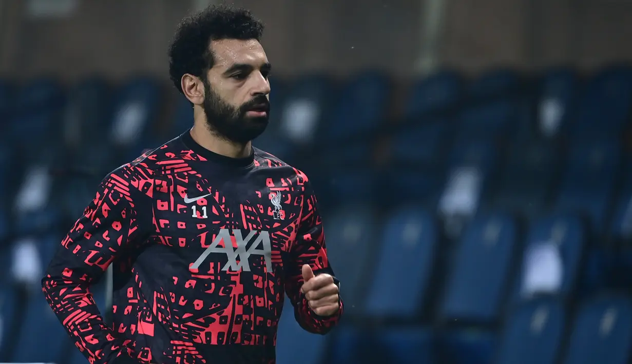 Foto pada 3 November 2020 menunjukkan gelandang Liverpool, Mohamed Salah melakukan pemanasan jelang pertandingan Liga Champions UEFA vs Atalanta Bergamo di stadion Atalanta. Federasi Sepak Bola Mesir melaporkan, Jumat (13/11/2020), Mohamed Salah dinyatakan positif Covid-19. (MIGUEL MEDINA/AFP)
