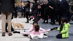 Seorang anak yang merupakan penari melakukan pemanasan sebelum mengikuti pameran tarian klasik dalam perayaan Month of The Dance di Basque, Spanyol (26/3). (AFP/Ander Gillenea)