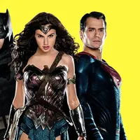 Wonder Woman diapit Batman dan Superman. foto: geektyrant.com