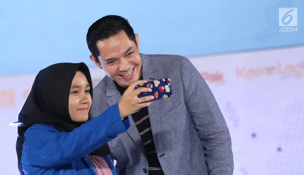 Creativepreneur sekaligus aktor Dude Harlino foto bersama peserta Emtek Goes To Campus (EGTC) 2018 di Universitas Gadjah Mada (UGM), Yogyakarta, Rabu (17/10). Dude bercerita perjalanan hidupnya sebelum menjadi aktor. (Liputan6.com/Herman Zakharia)
