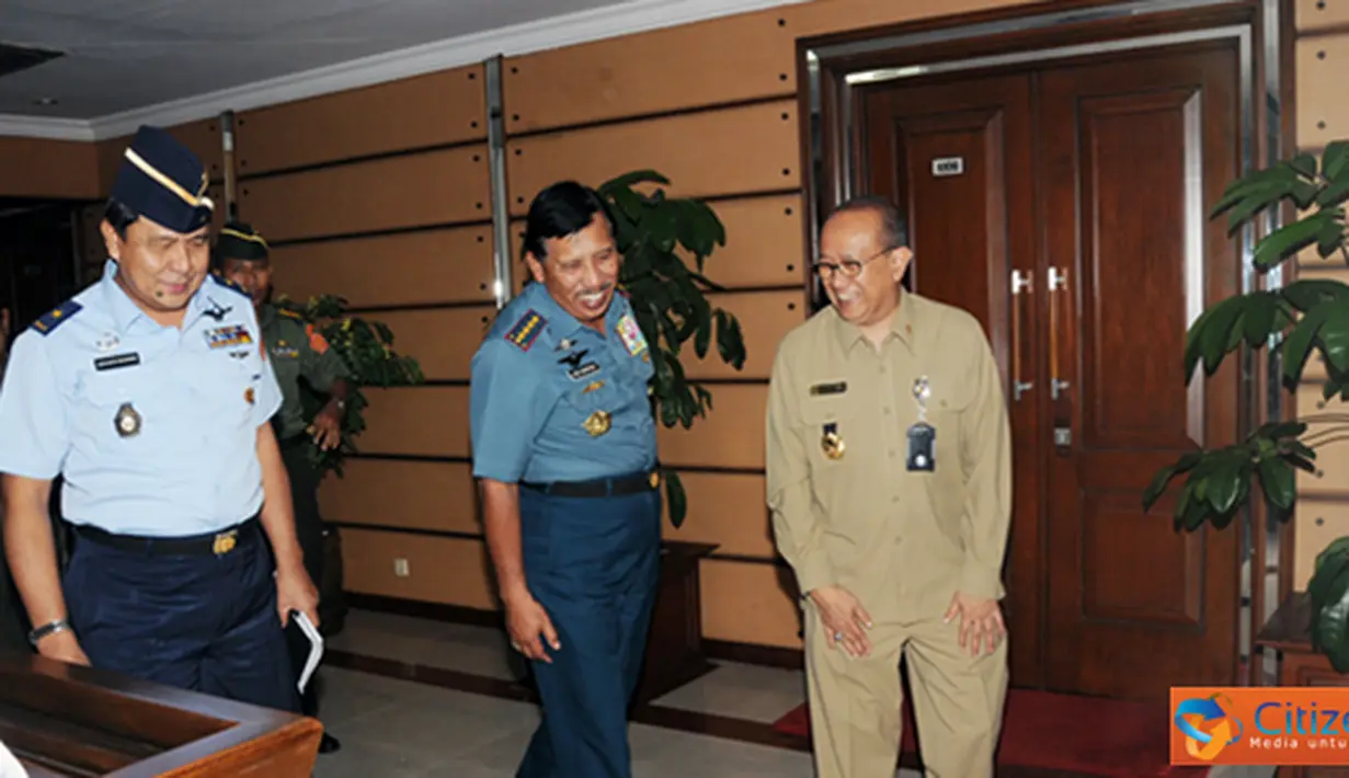 Citizen6, Cilangkap: Panglima TNI Laksamana TNI Agus Suhartono, menerima kunjungan calon Duta Besar (Dubes) Luar Biasa Berkuasa Penuh Republik Indonesia untuk Australia merangkap Vanuatu, Nadjib Riphat Kesoema, Selasa (25/9). (Pengirim: Badarudin Bakri)