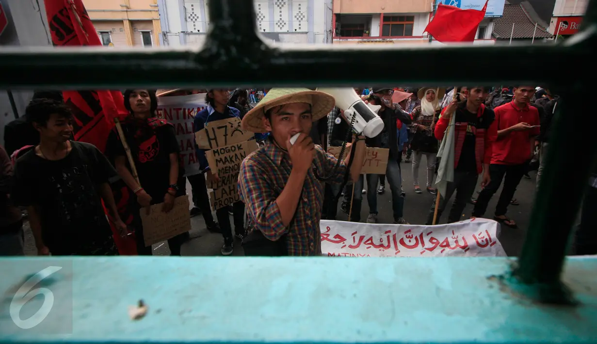 Sejumlah mahasiswa melakukan aksi protes di pintu gerbang gedung Gubernuran, Yogyakarta, Jateng, Kamis (5/11/2015). Aksi tersebut dilakukan sebagai bentuk penolakan pendirian Bandara di Temon, Kulon Progo. (Boy T Harjanto)