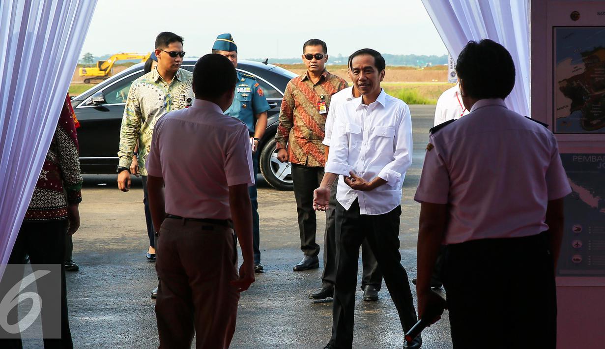 Presiden Joko Widodo tiba di Bandar Udara (Bandara) Internasional Kertajati di Majalengka, Jawa Barat, Kamis (14/1). Bandara ini memiliki desain panjang runway 3.000 meter dan lebar 60 meter. (Liputan6.com/Faizal Fanani)
