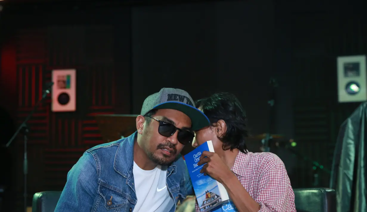 Album religi Hidayah: Carita Orang Bersaudara (HCOB) itu mengangkat cerita tentang perdamaian dunia lewat musik. Album ini diangkat dari buku Carita Orang Basudara. (Adrian Putra/Bintang.com)