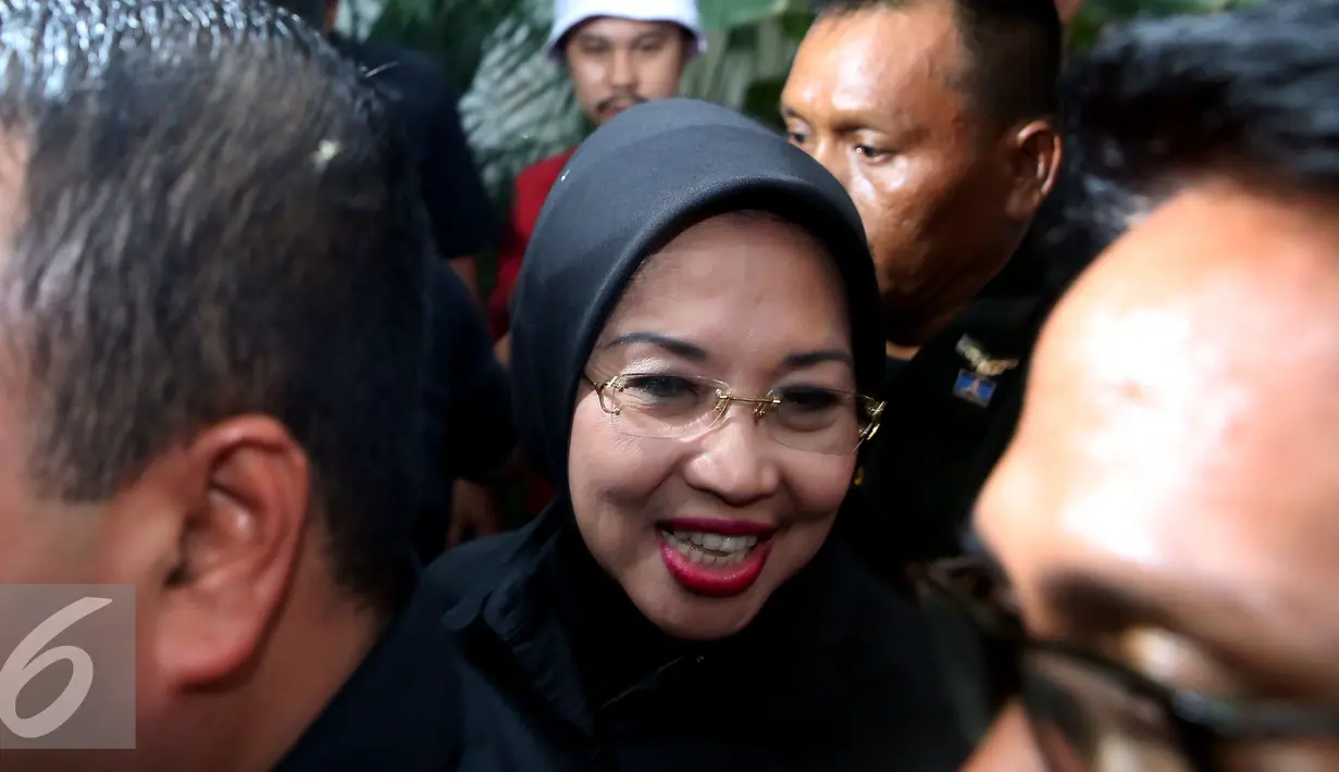 Sylviana Murni berjalan keluar meninggalkan Posko Pemenangan Wisma Proklamasi, Jakarta, Rabu (15/2). Sebelumnya Agus-Sylvi dikabarkan akan menyaksikan hitung cepat Pilkada DKI Jakarta di Wisma Proklamasi secara bersama-sama. (Liputan6.com/JohanTallo)