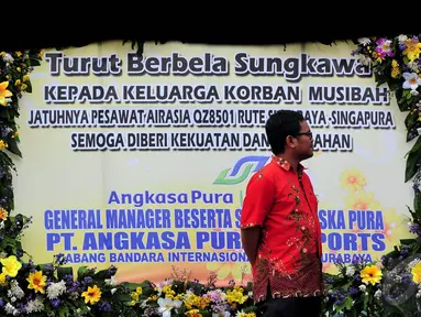 Karangan bunga duka cita mulai berdatangan di Posko Crisis Center Bandara Juanda, Surabaya, Rabu (31/12). (Liputan6.com/Johan Tallo)