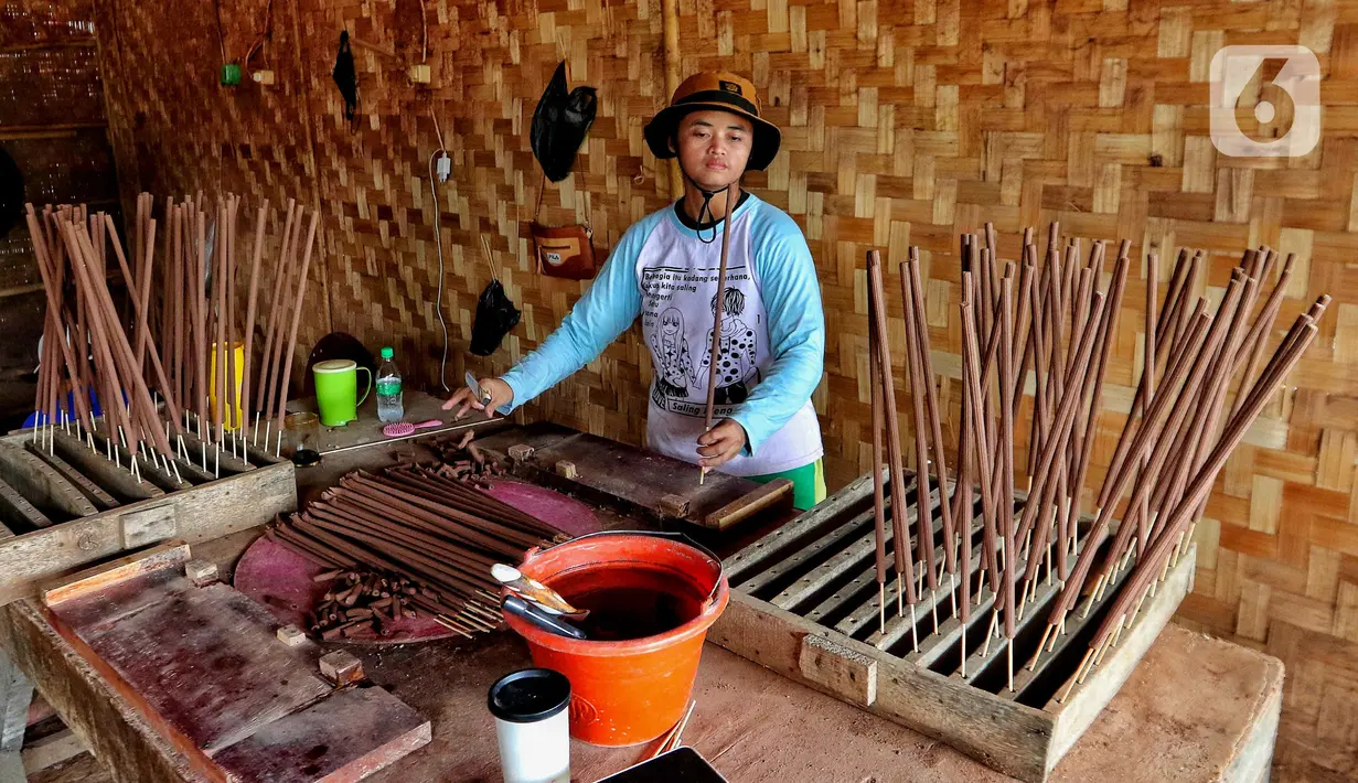 Pekerja memproduksi hio dupa di sentra industri kecil pembuatan hio di Tangerang, Banten, Senin (9/1/2023). Jelang perayaan Imlek, pesanan hio dupa mengalami peningkatan untuk kebutuhan sembahyang. (Liputan6.com/Angga Yuniar)