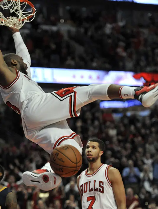 Pemain Chicago Bull, Dwyane Wade melakukan dunks saat timnya mengalahkan Indiana Pacers 90-85 pada lanjutan NBA basketball game di United Center, (26/12/2016).  (AP/Paul Beaty)