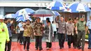 Presiden Joko Widodo saat akan bertolak ke Singapura menjenguk Ani Yudhoyono di Bandara Halim Perdanakusuma, Jakarta, Kamis (21/2). Ani Yudhoyono tengah dirawat karena sakit kanker darah. (Liputan6.com/HO/Biro Pers Setpres)