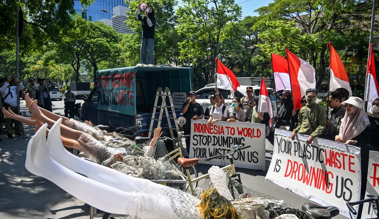 Para aktivis menampilkan visualisasi dampak buruk sampah plastik terhadap lingkungan dan kehidupan masyarakat. (JUNI KRISWANTO/AFP)