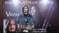 Virzha meraih Multi Platinum Award, berkat penjualan CD album yang bertajuk Ketiga. (Dok. IST)