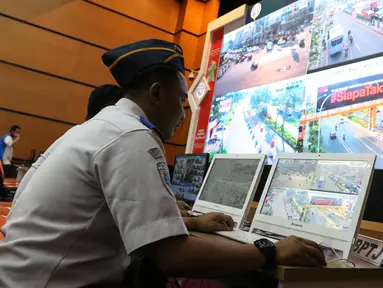 Petugas memantau CCTV jalur mudik di Posko Tingkat Nasional Angkutan Lebaran Terpadu 2019, Kantor Kemenhub, Jakarta, Selasa (28/5/2019). Posko tersebut diselenggarakan untuk memudahkan koordinasi antarinstansi dalam memantau arus mudik dan arus balik. (Liputan6.com/Angga Yuniar)