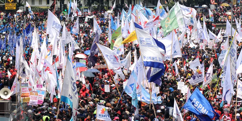 Massa Buruh Padati Kawasan Patung Kuda-Jakarta- Helmi Fithriansyah-20170501