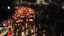 Pengendara antre untuk melewati kawasan Jalan Medan Merdeka Barat, Jakarta, Minggu (1/1). Ribuan warga merayakan malam pergantian tahun di sekitar kawasan Monas dan bundaran air mancur. (Liputan6.com/Helmi Fithriansyah)