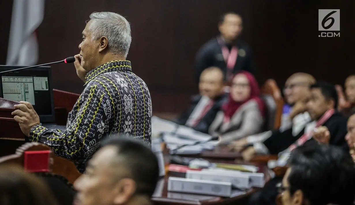 Pakar IT Profesor Marsudi Wahyu Kisworo memberi keterangan dalam sidang sengketa Pilpres 2019 di Gedung MK, Jakarta, Kamis (20/6/2019). Namun, untuk website Situng, Marsudi mengatakan, bisa saja disusupi hingga diretas namun hal itu tak berdampak. (Liputan6.com/Faizal Fanani)