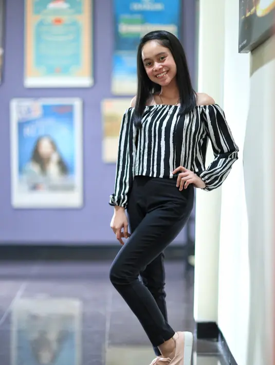 Anak pasangan Sukartini dan Endang Mulyana mengawali kariernya dari panggung kecil di kampungnya. Tumbuh besar di desa sebagai gadis lugu yang cantik. Kalau dulu ia mencari job, kini kebalikannya. (Adrian Putra/Bintang.com)