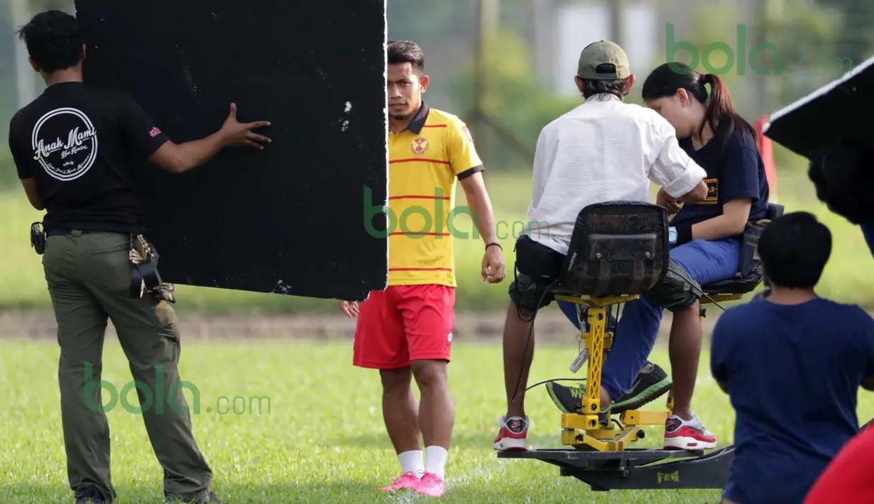 Didepan kamera, Andik Vermansah terlihat tidak canggung bergaya saat pengambilan gambar untuk iklan tim Selangor FA di Stadion Mini, Shah Alam, Selangor, Malaysia, Rabu (27/01/2016). (Bola.com/Nicklas Hanoatubun)