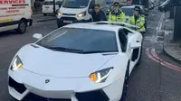 Polwan bantu dorong Lamborghini yang mogok. (Foto: Metro.co.uk)