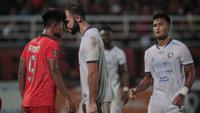 Laga keras dan momen perselisihan antar pemain kerap dilancarkan dalam pertandingan antara Borneo FC melawan Arema FC dalam leg kedua Final Piala Presiden 2022 yang berakhir imbang tanpa gol. (Bola.com/Ikhwan Yanuar)