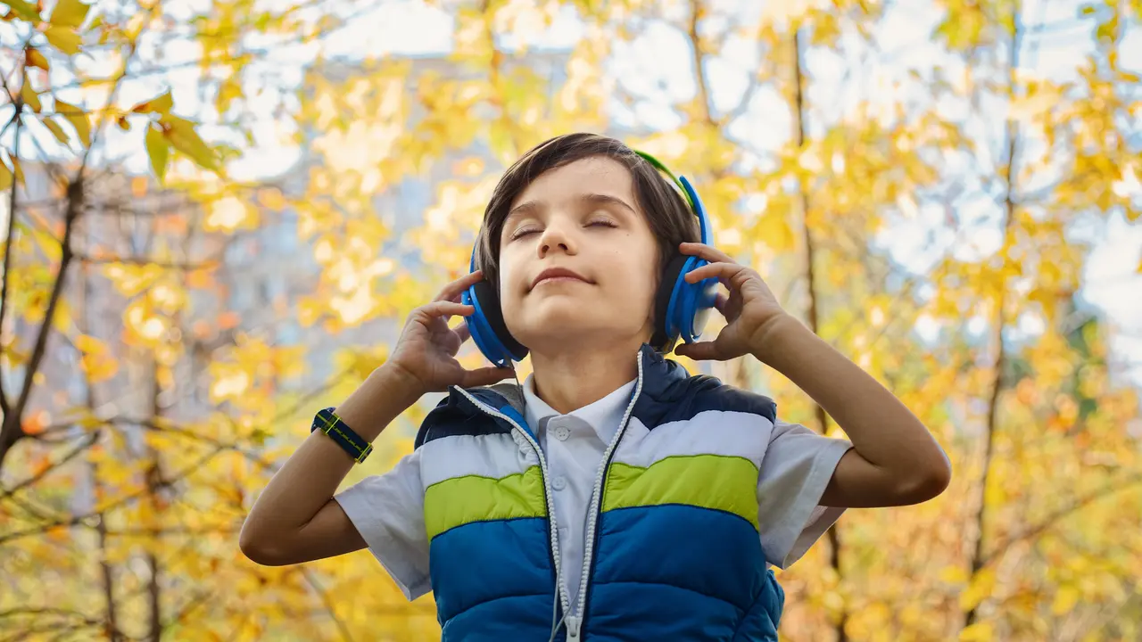 Ilustrasi anak mendengarkan musik