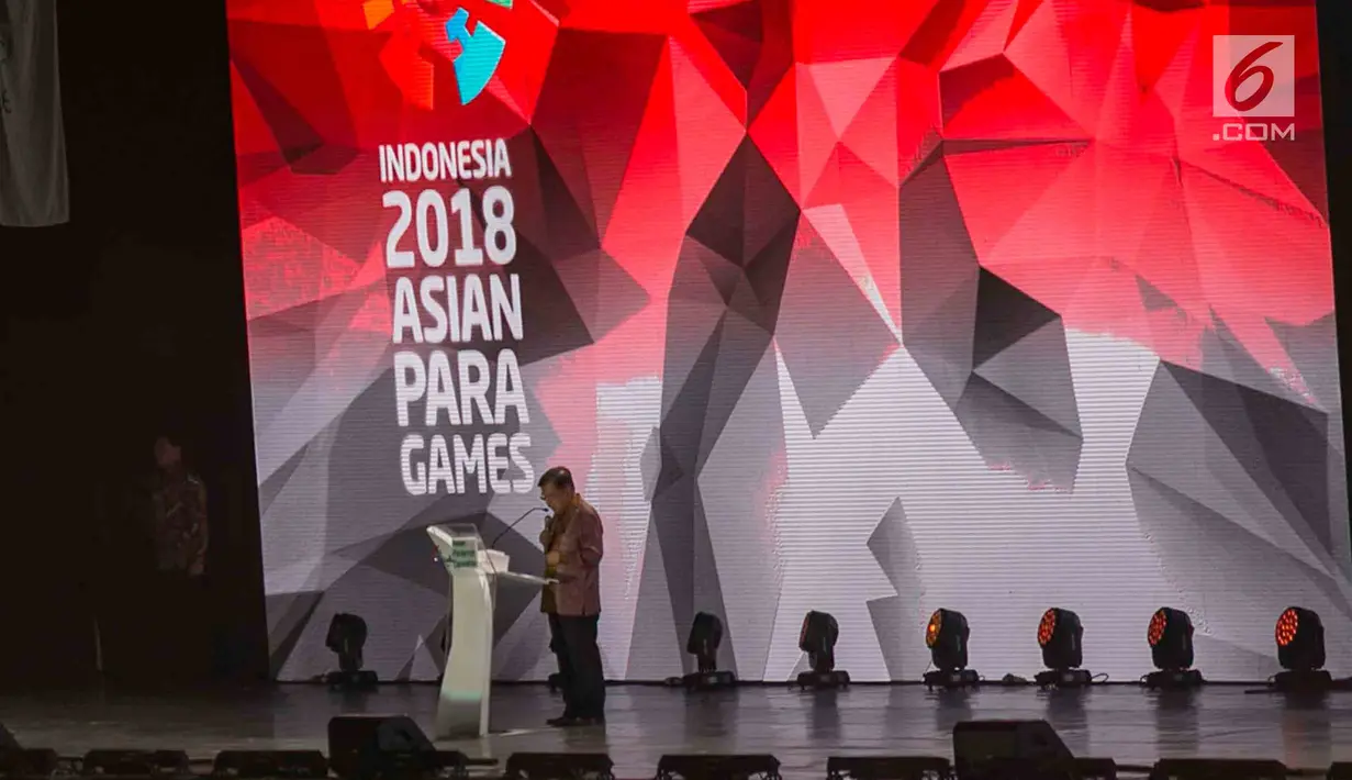 Wakil Presiden Jusuf Kalla saat Penutupan Asian Para Games 2018  di Stadion Madya, Gelora Bung Karno, Jakarta, Sabtu (13/10). Upacara penutupan bertajuk "We Are One Wonder” dipersembahkan untuk merayakan keberhasilan para-atlet. (merdeka.com/Imam Buhori)