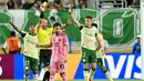 Pemain Inter Miami, Lionel Messi mendapatkan kartu kuning dari wasit setelah melakukan pelanggarang dengan pemain Palmeiras dalam laga Grup A Piala Dunia Antarklub 2025 di Hard Rock stadium, Miami, Amerika Serikat, Selasa (24/06/2025) WIB. (AFP/Patricia De Melo Moreira)