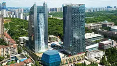 Pemandangan air terjun buatan di sisi gedung pencakar langit Liebian International Plaza di Kota Guiyang, China, 20 Juli 2018. Dengan tinggi yang mencapai 350 kaki atau sekitar 108 meter, itu merupakan air terjun buatan tertinggi sedunia. (AFP/China OUT)
